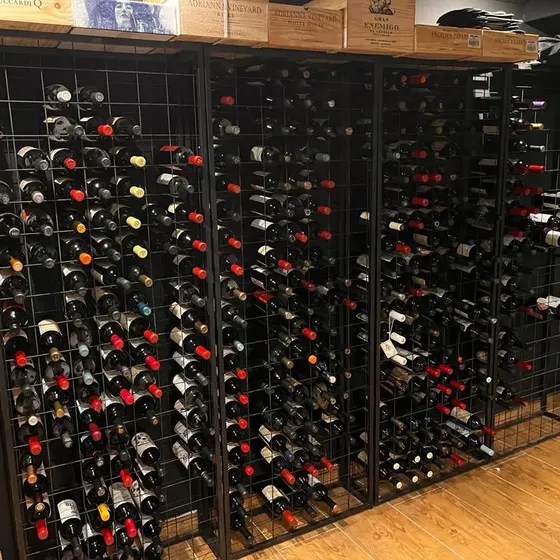 Bodega Vinoteca Cava Vino -60 Vinos- Hierro