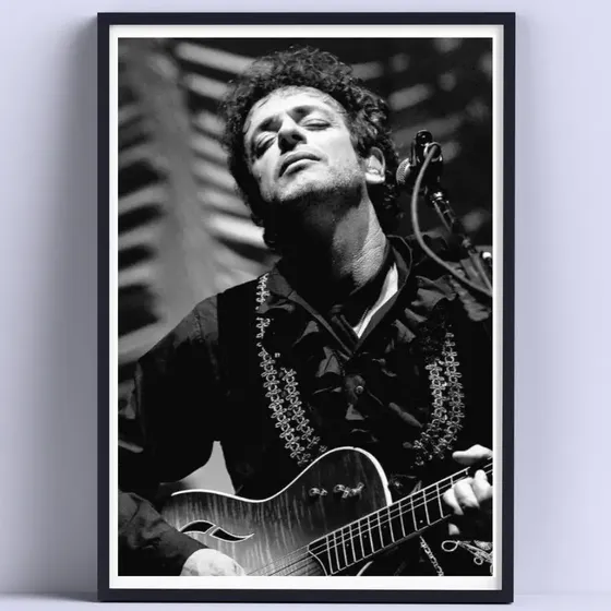 Cuadro Gustavo Cerati Tocando 30x40cm Deco Listo P Colgar Color Negro Armazón Negro