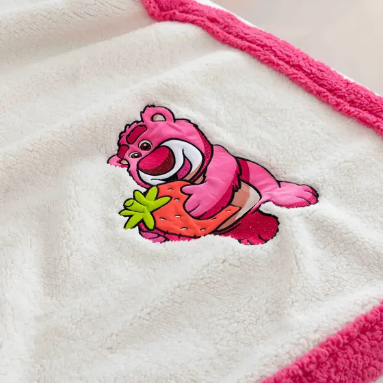 Manta Frazada Con Corderito Lotso 180x130 Cm Piñata Color Fucsia